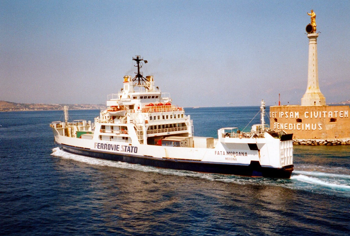 Il traghetto Fata Morgana in uscita da Messina, accanto alla Madonnina del porto