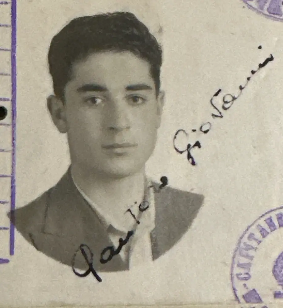 La foto del libretto di navigazione di Giovanni Santoro da giovane