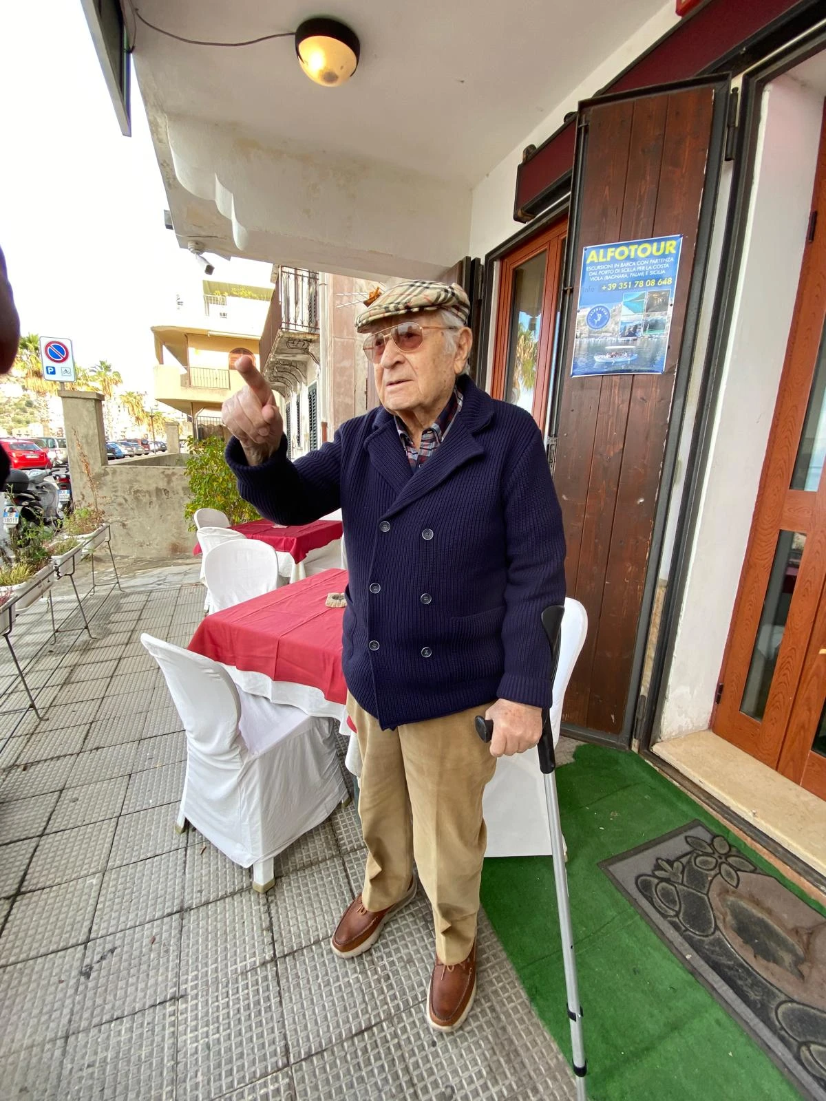 Il Comandante Giovanni Santoro in una passeggiata sul lungomare