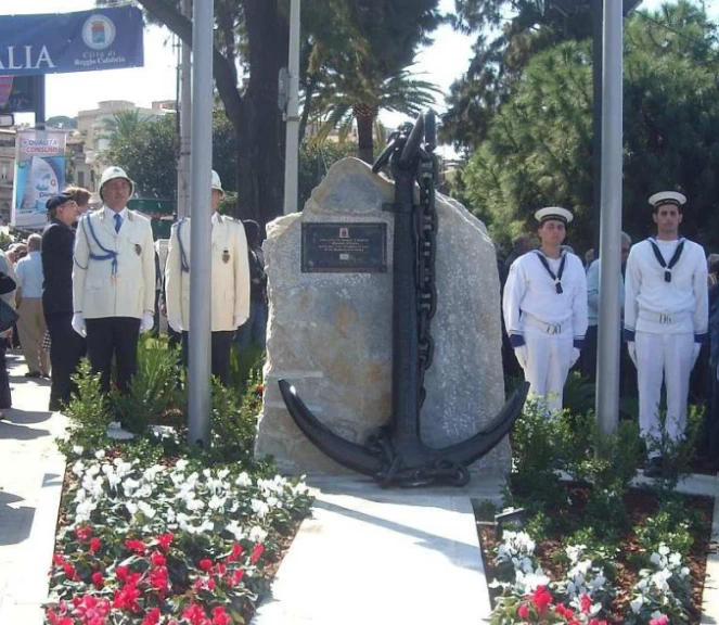 Il monumento con l'ancora sul lungomare di Reggio Calabria
