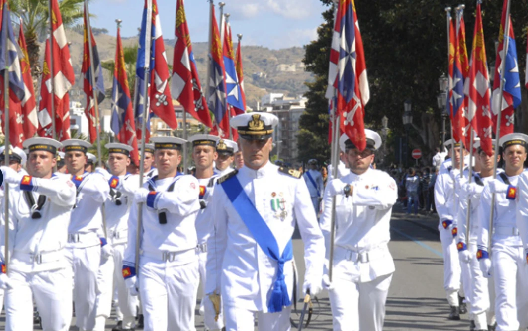 La sfilata dei marinai con le bandiere sul lungomare di Reggio Calabria